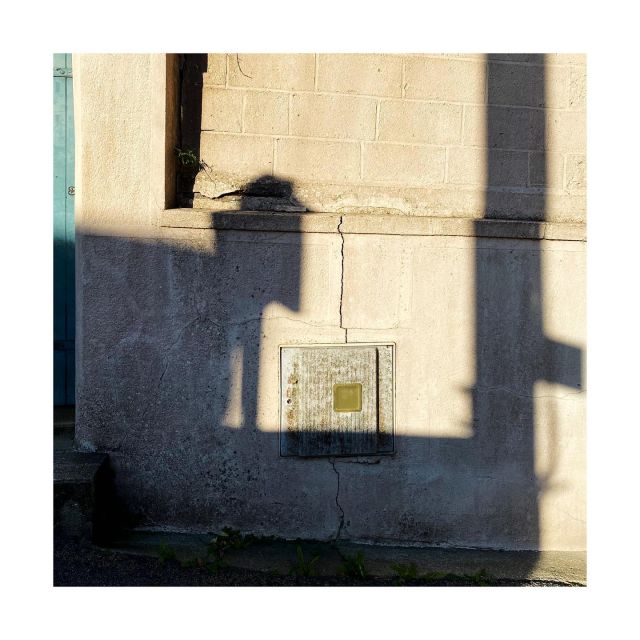 #quartier
.
.
.
.
.
#art #photography #photo #artphoto #artphotography #abstract #minimalism #darkroomapp @usedarkroom #streetphotography #iphoneography #iphone11 #iphone #somewheremagazine #gominimalmag #gominimalmagazine #nowness @somewheremagazine @gominimalmagazine @nowness #quimper #cotequimper